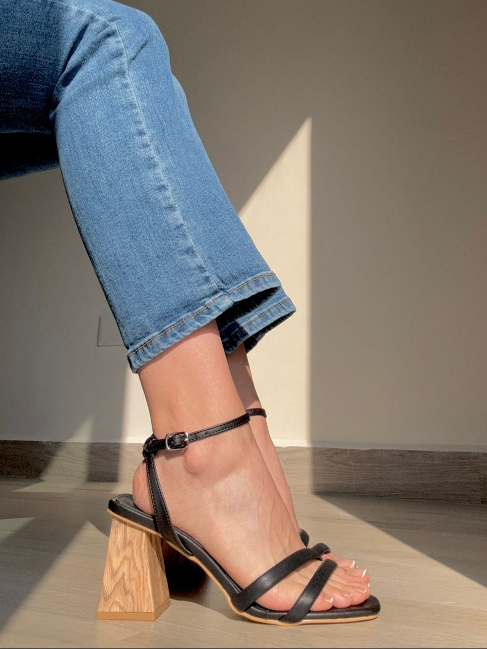 Sandalia negro con tacón tipo madera